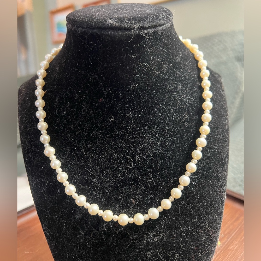 Vintage DIL 10kt gold clasp authentic pearl necklace. 18”